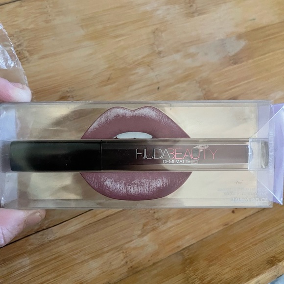 Huda Demi matte lip color - Picture 2 of 2